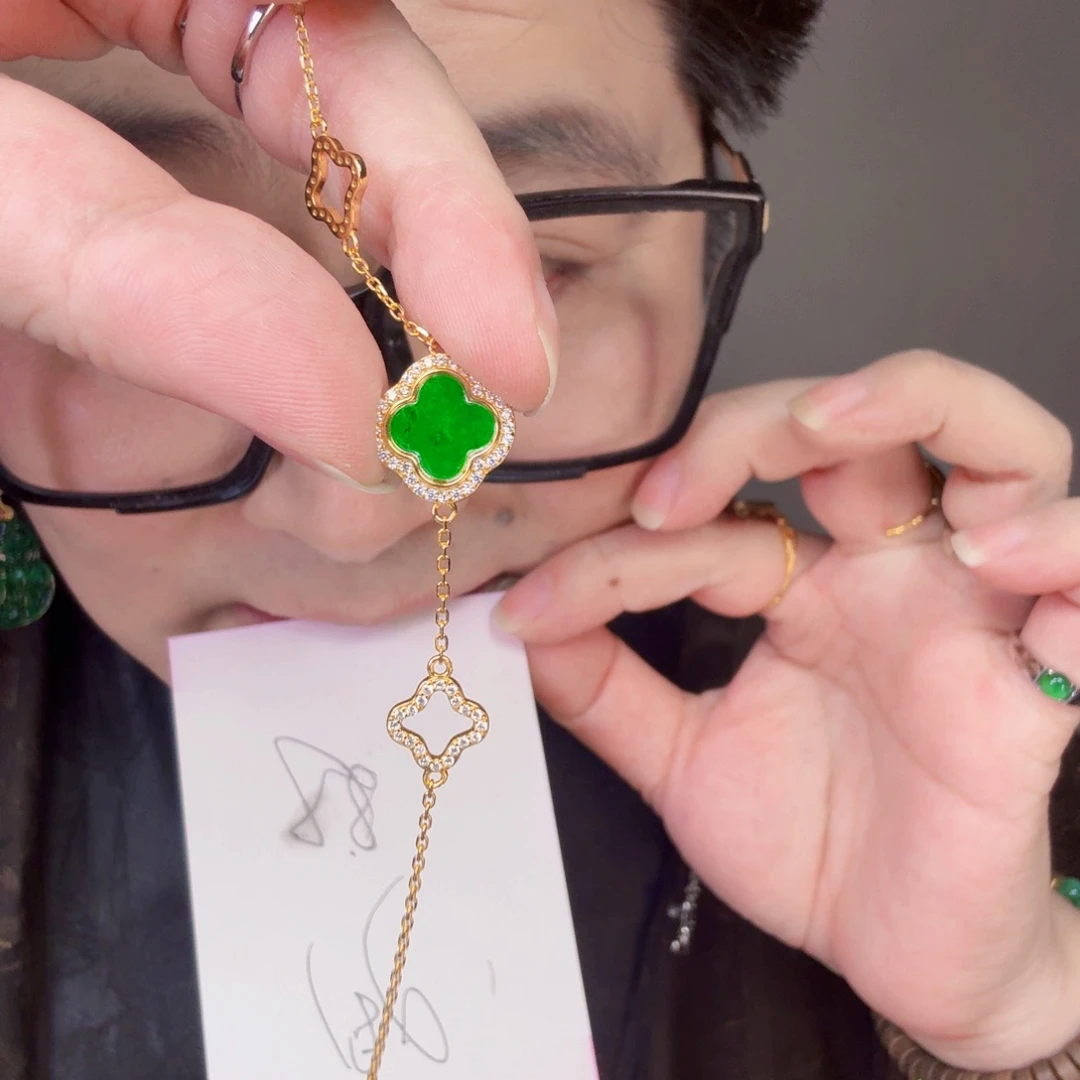 翡翠未镶嵌颈饰一件