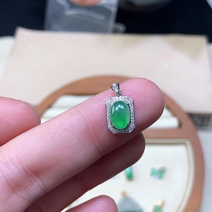 颈饰18K金镶嵌翡翠