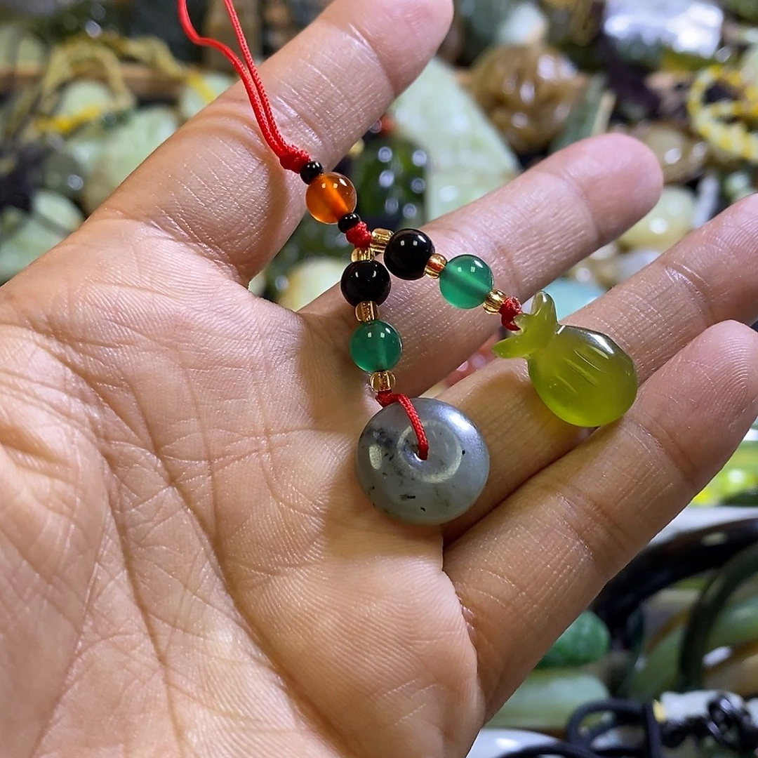 岫玉未镶嵌手机挂件一个
