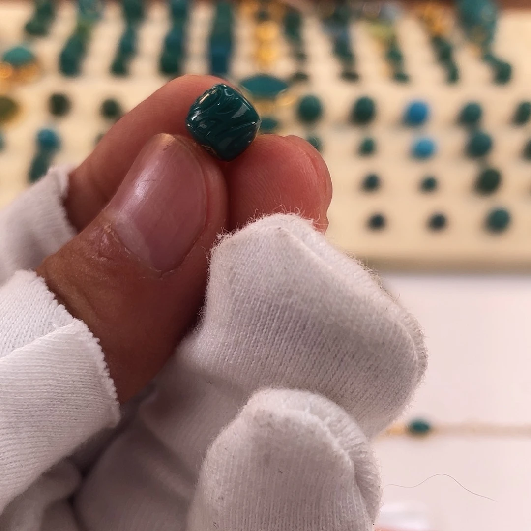 绿松石未镶嵌颈饰