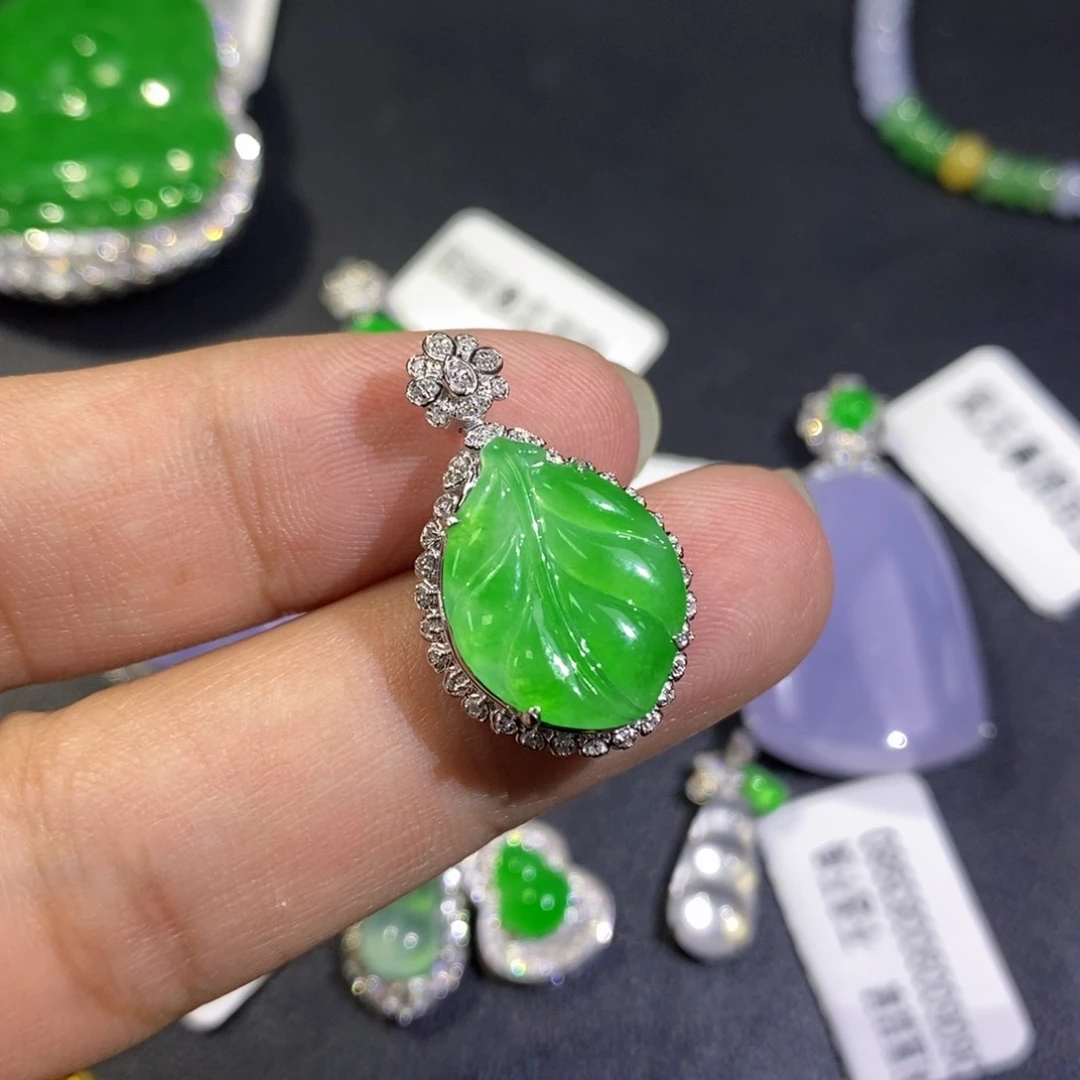 【闪购商品】翡翠18K金镶嵌颈饰吊坠