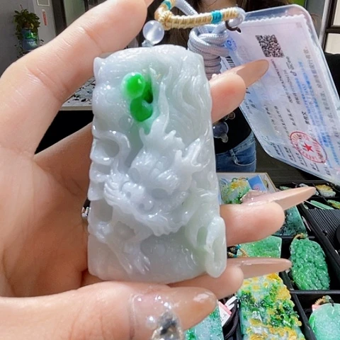 翡翠未镶嵌颈饰一个