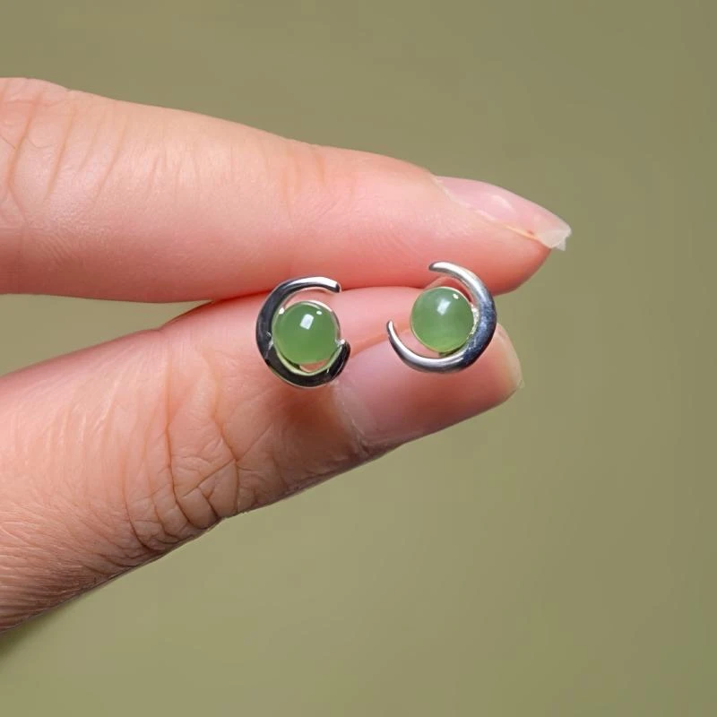 天然新疆和田玉碧玉耳饰 精致月牙银镶嵌耳钉 温润细腻百搭