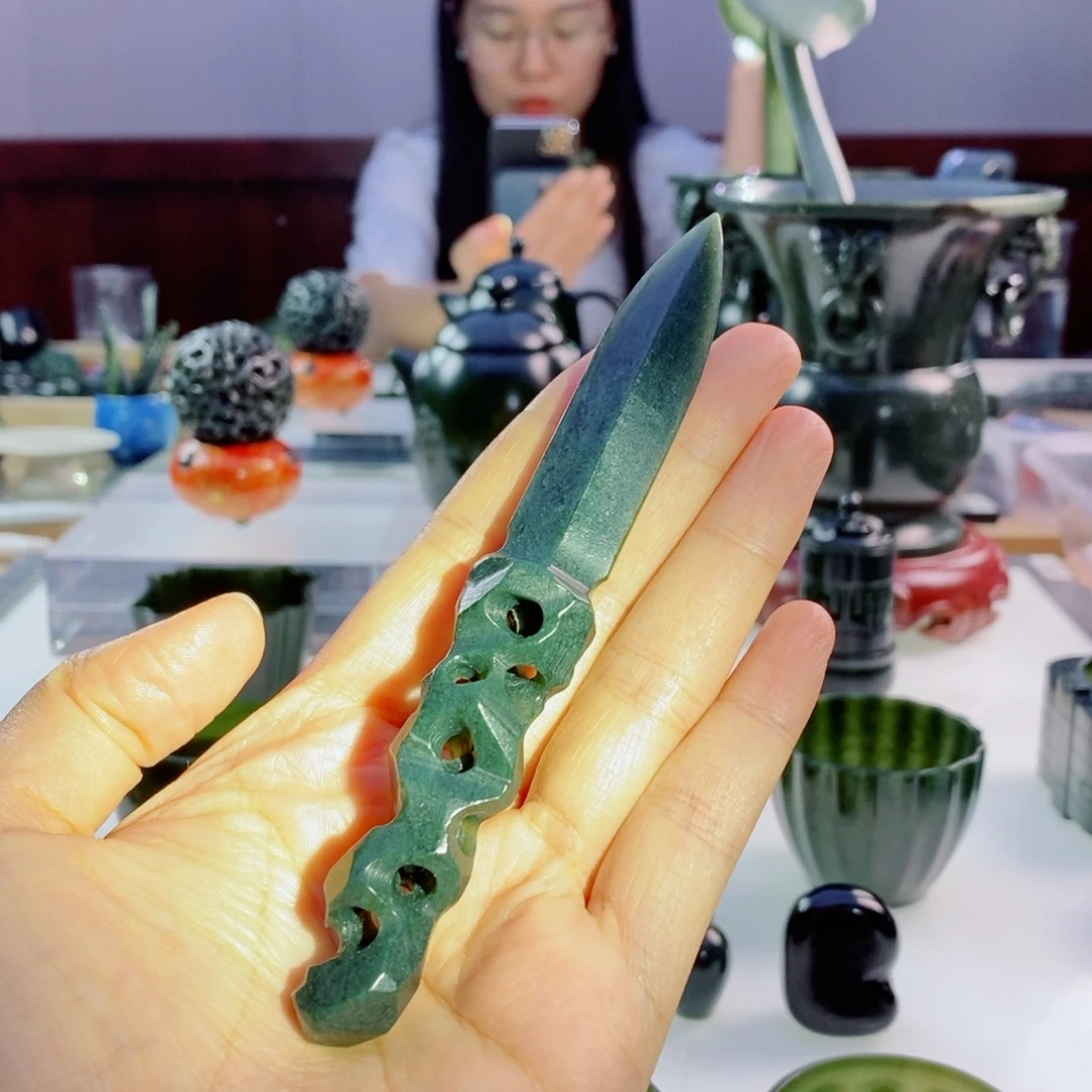 未镶嵌和田玉摆件微瑕