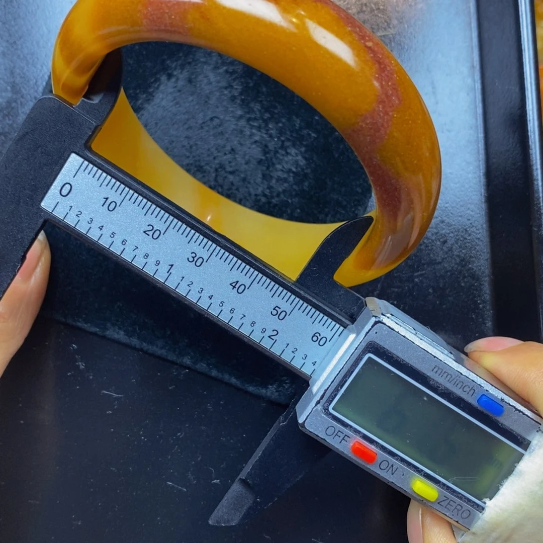 未镶嵌石英质玉（黄龙玉）颈饰