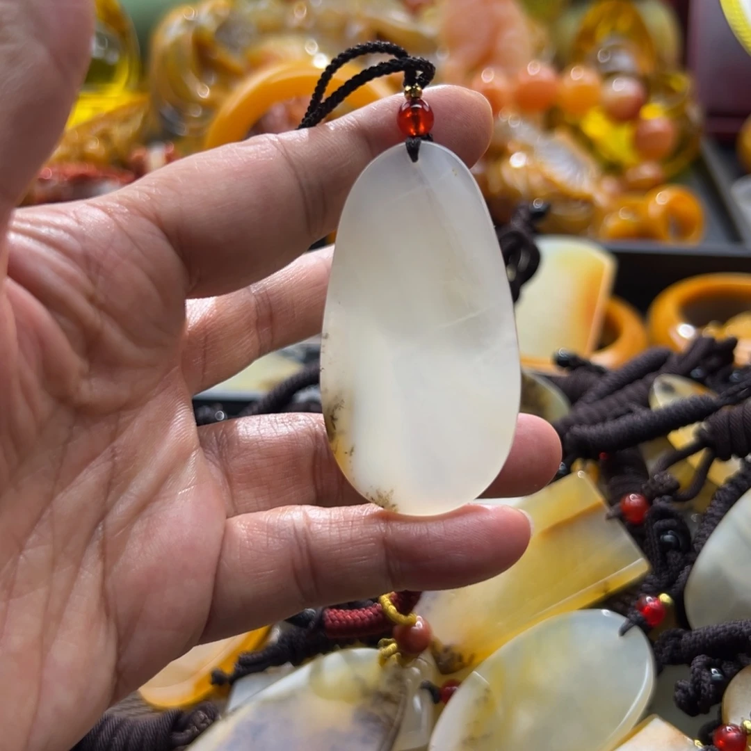 石英质玉未镶嵌颈饰