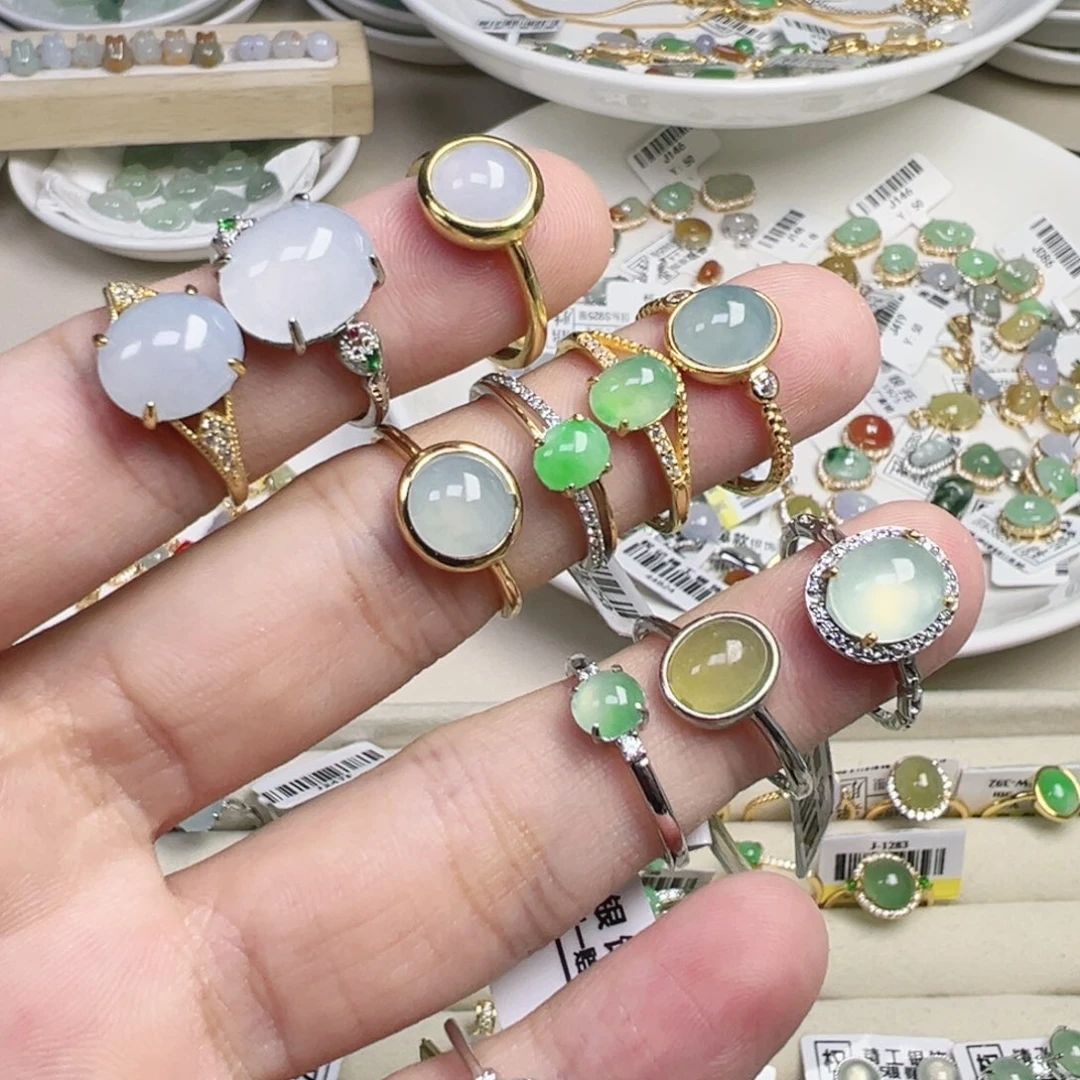 翡翠散珠蛋面戒指