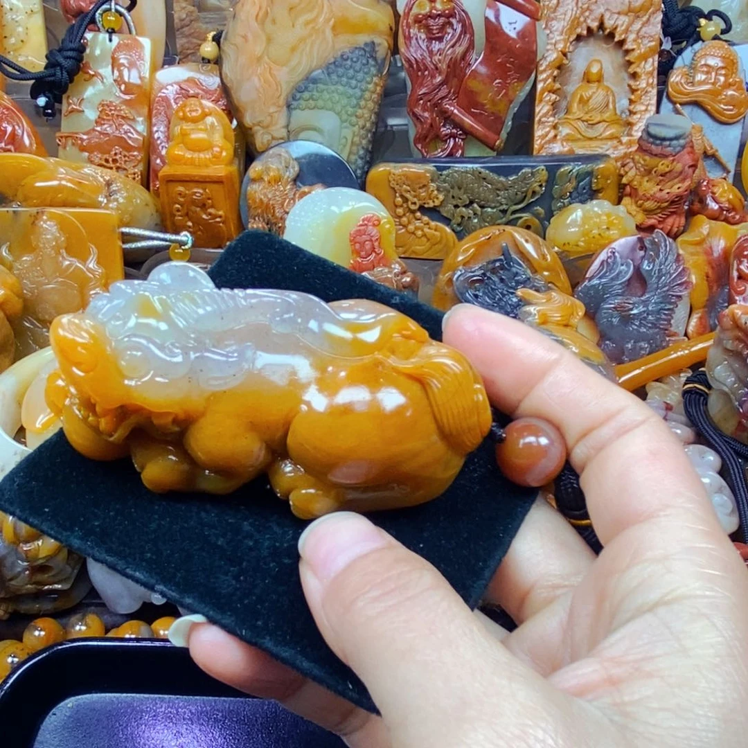 未镶嵌石英质玉（黄龙玉）颈饰