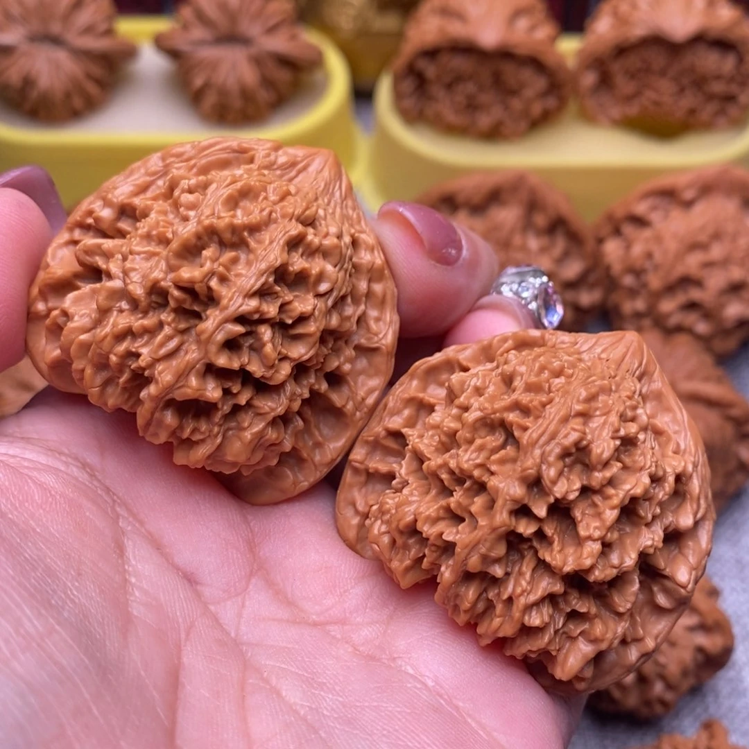 文玩核桃把件毕业红皮满天星44尺