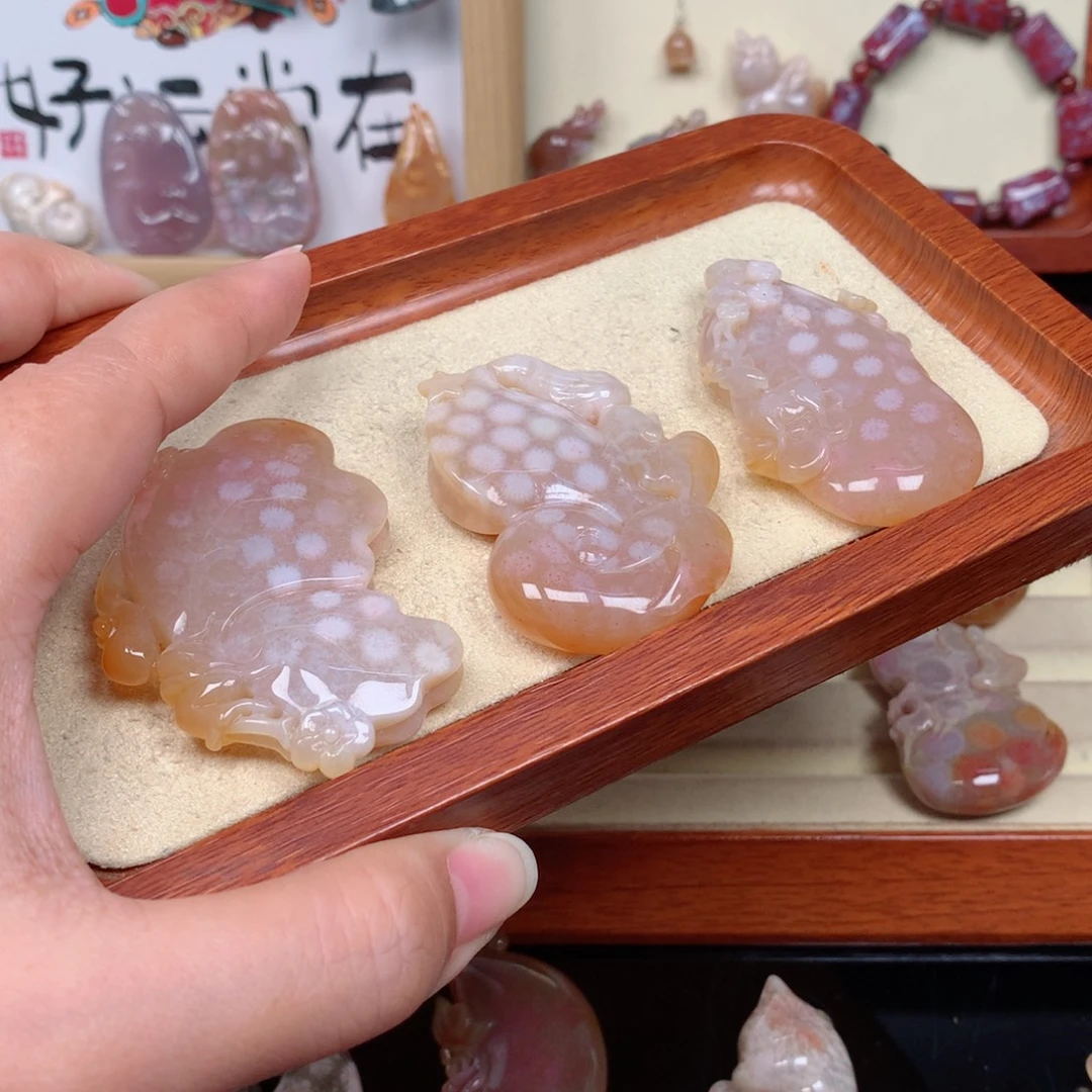 *****未镶嵌颈饰硅化玉