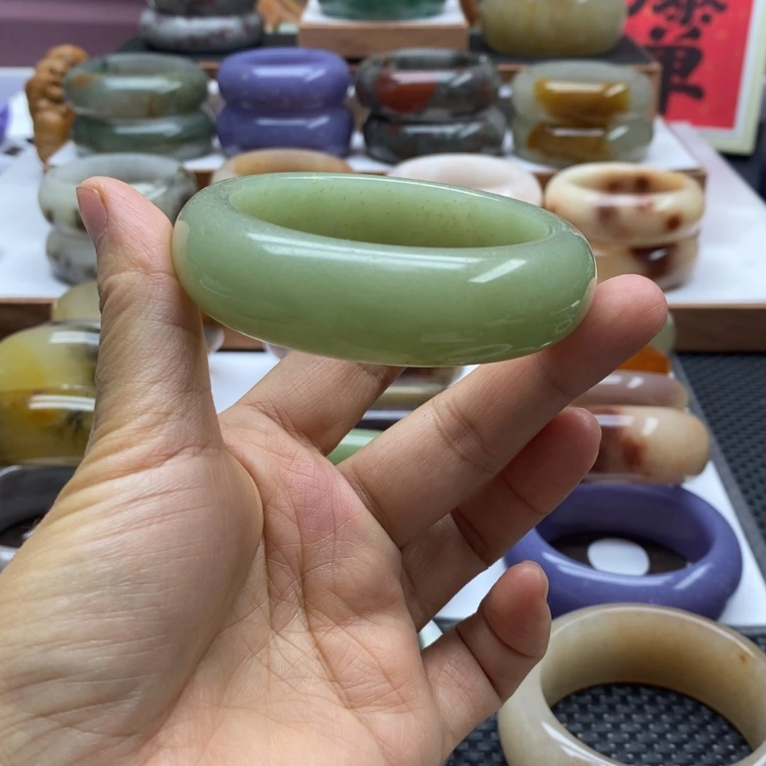 巴***巴石英岩玉手镯未镶嵌