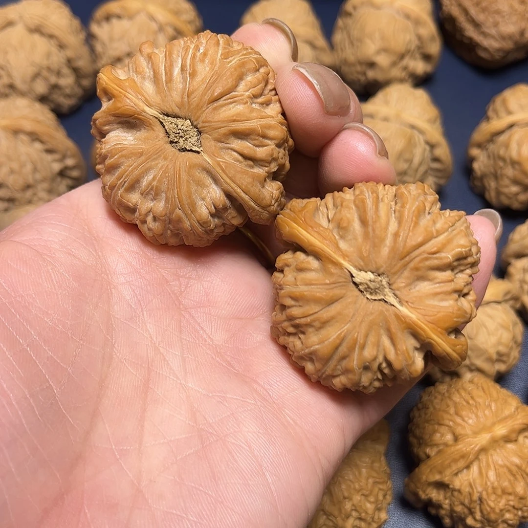 文玩核桃吊坠白狮子