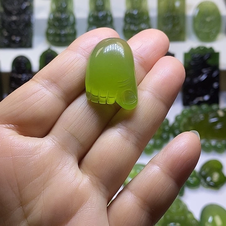 蛇纹石玉未镶嵌颈饰
