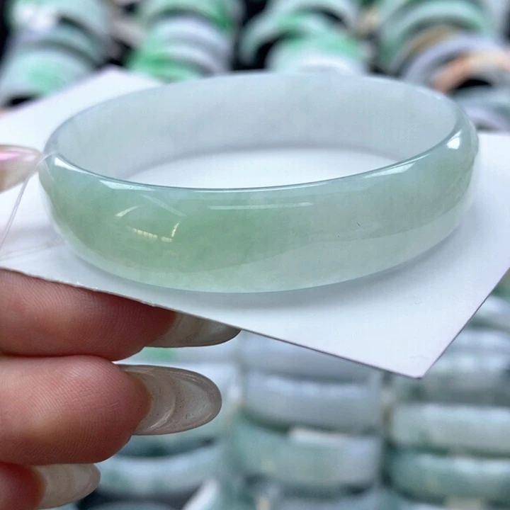 翡翠未镶嵌手镯公主