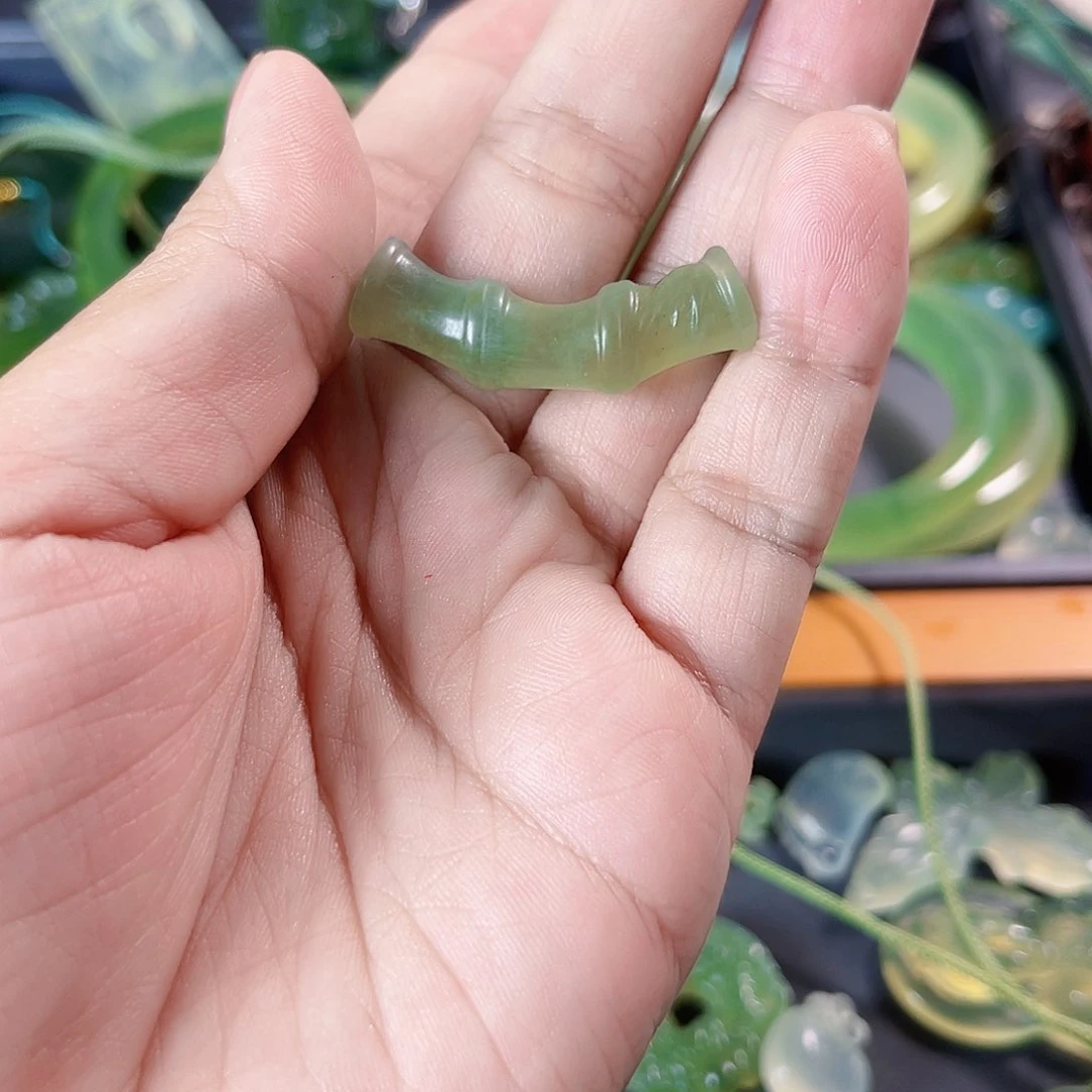 娟***儿蛇纹石玉未镶嵌颈饰