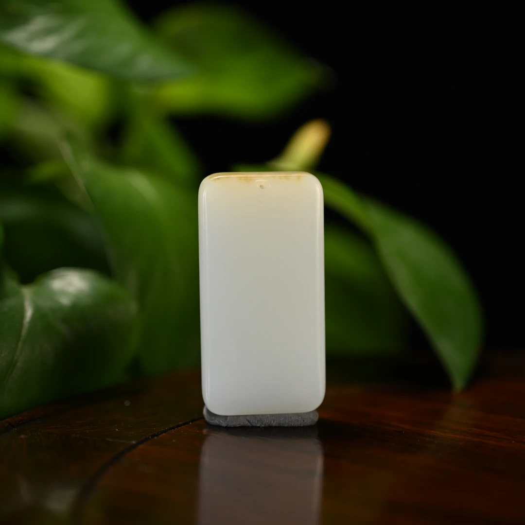 Lot8839 25YU105458和田玉平安无事牌牌佩/匡时