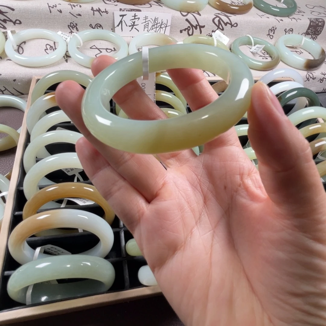 和田玉未镶嵌手镯