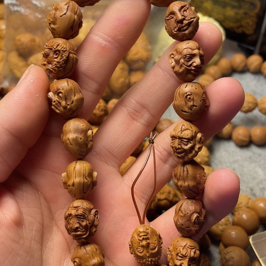 大桃核雕刻罗汉手持