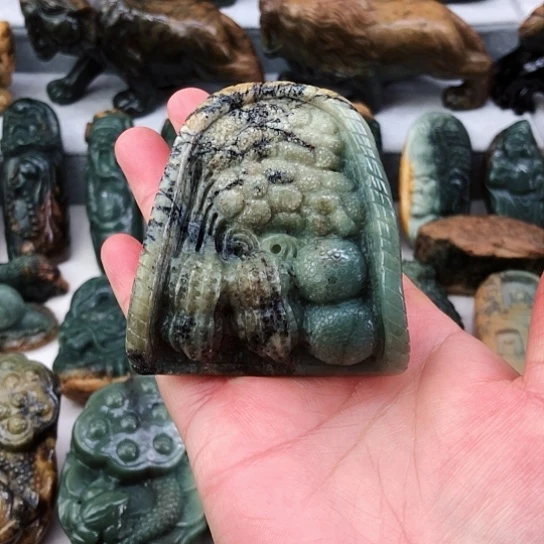 未镶嵌岫岩河磨玉（透闪石质玉）把件