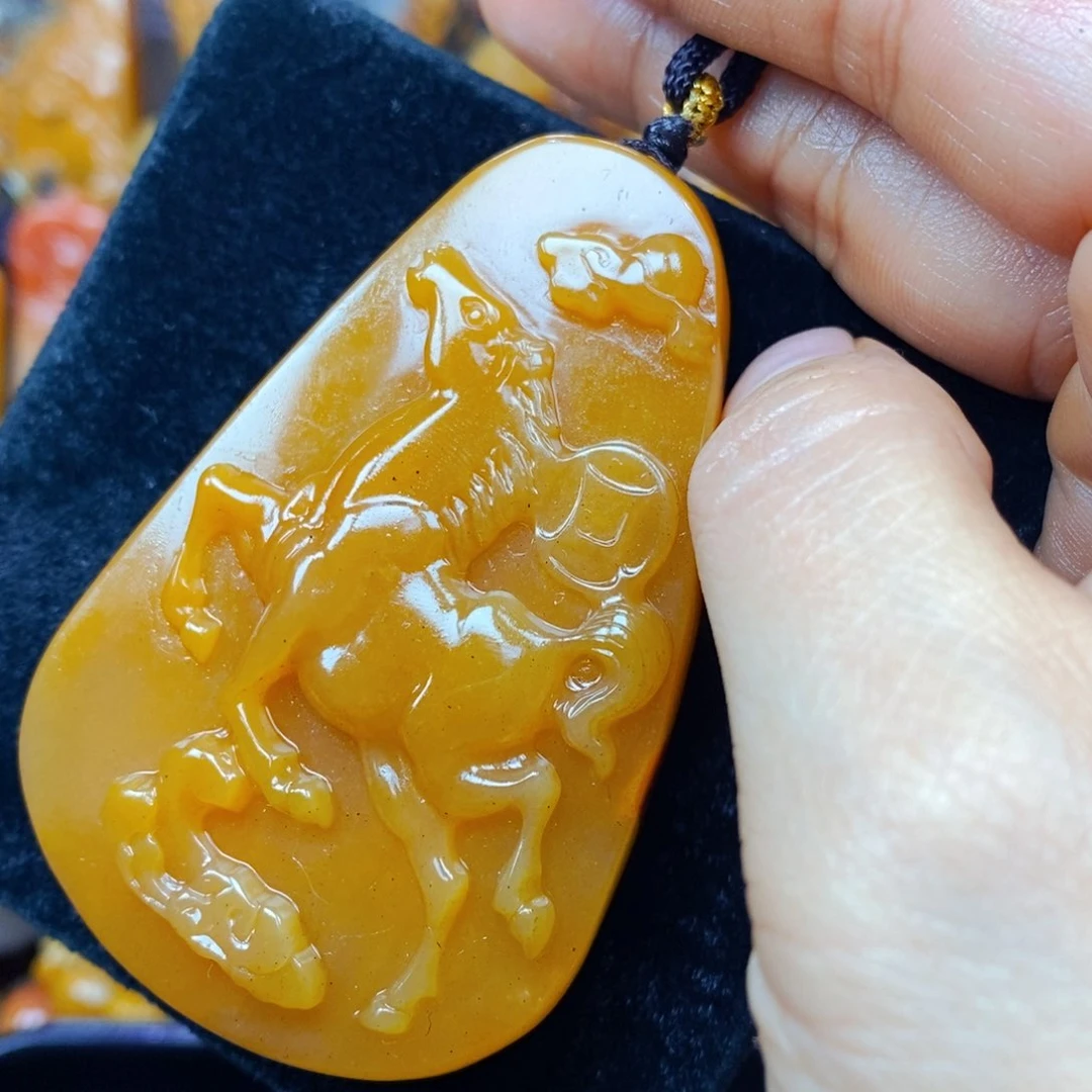 未镶嵌石英质玉（黄龙玉）颈饰