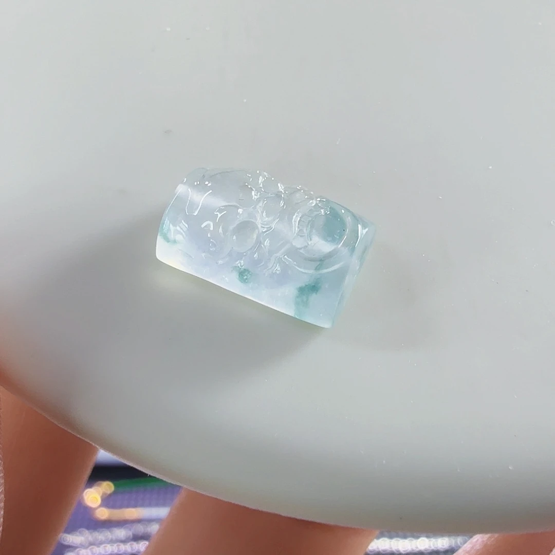 翡翠未镶嵌颈饰龙