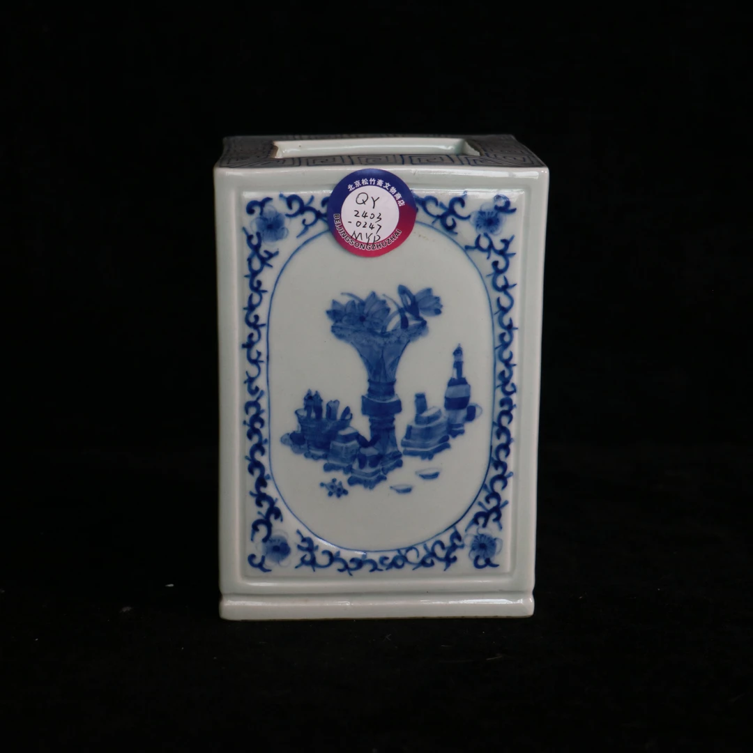 清代乾隆⻘花开窗博古花卉四⽅笔筒