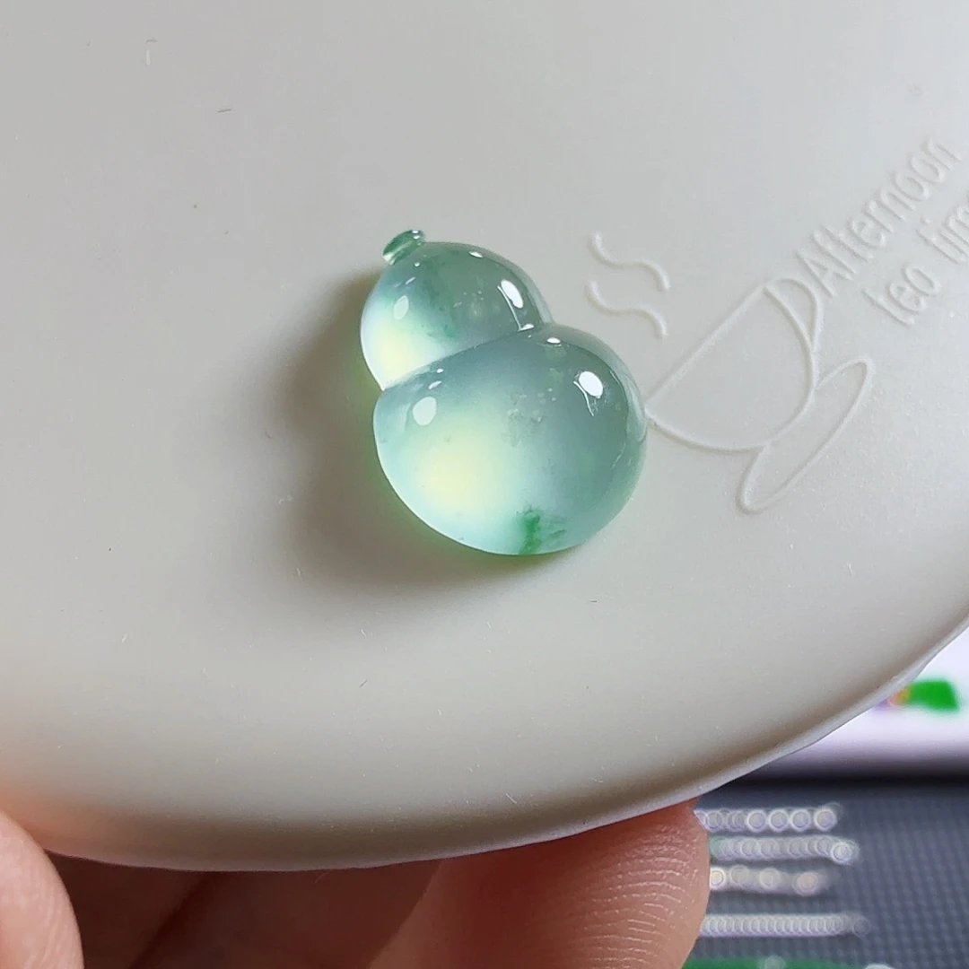 翡翠未镶嵌颈饰葫芦