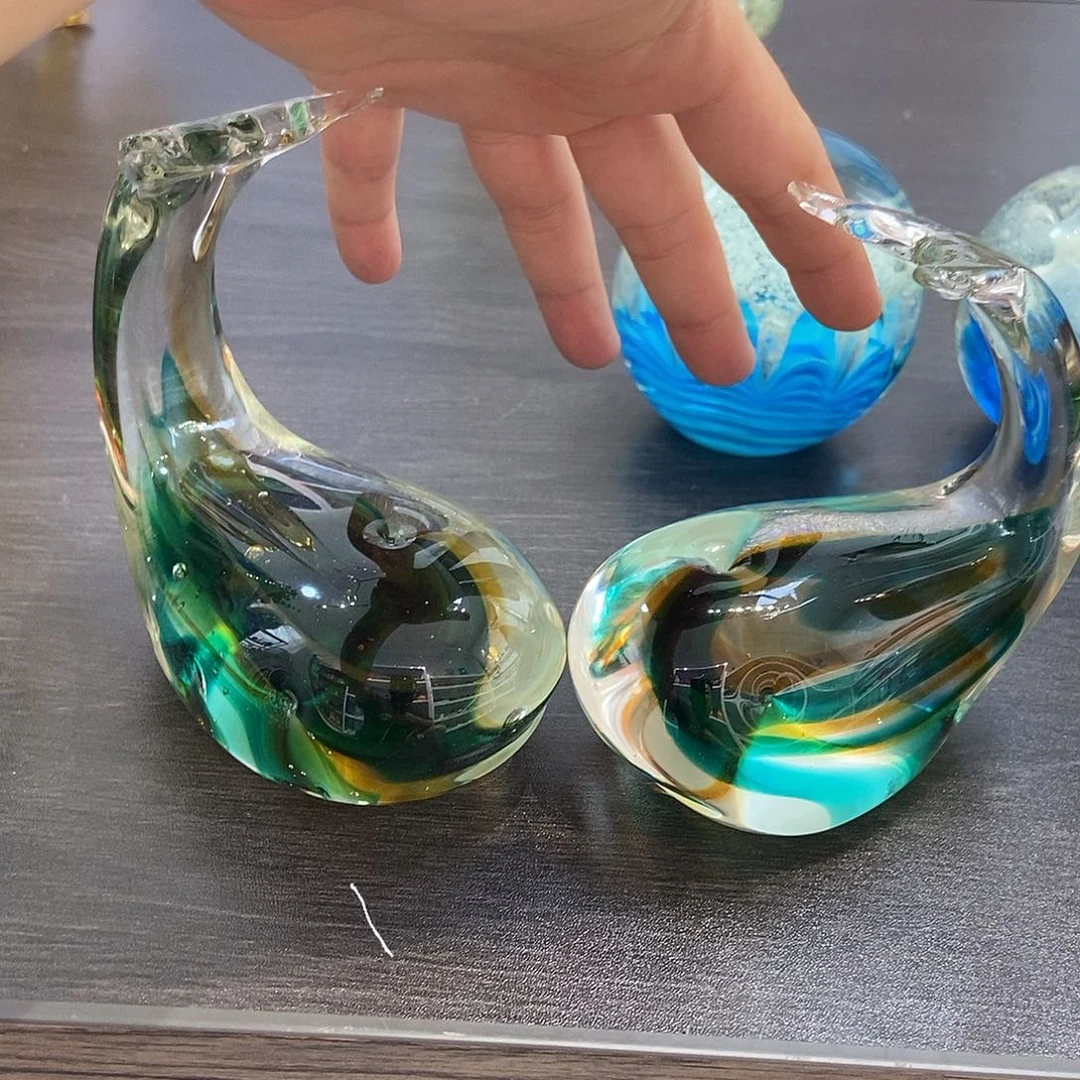 琉璃微瑕一对鲸鱼
