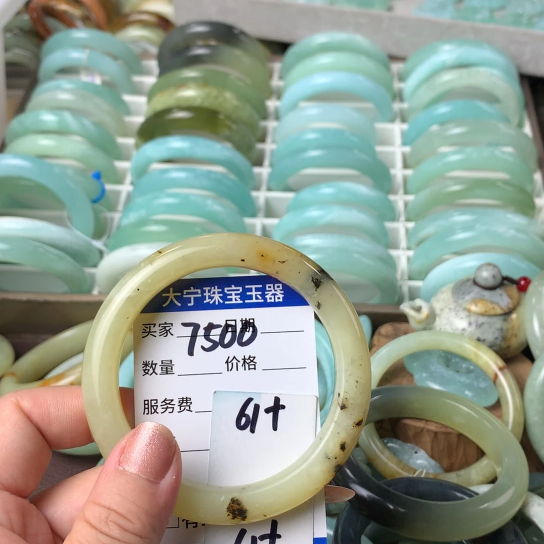 蛇纹石玉手镯未镶嵌7500