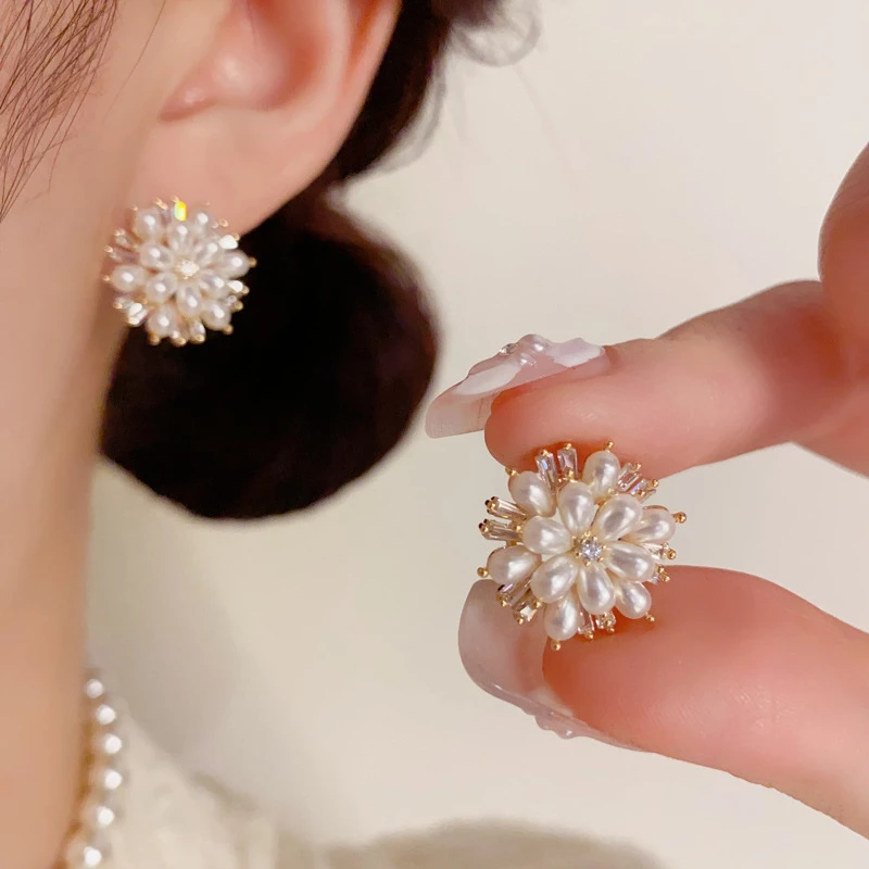铜合金耳饰 韩版气质时尚温柔百搭镶钻珍珠花瓣耳钉女轻奢简约设