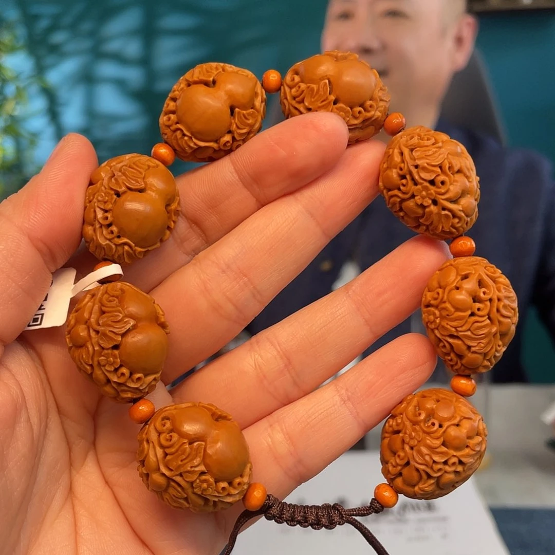 橄榄核镂空福禄万代核雕作品