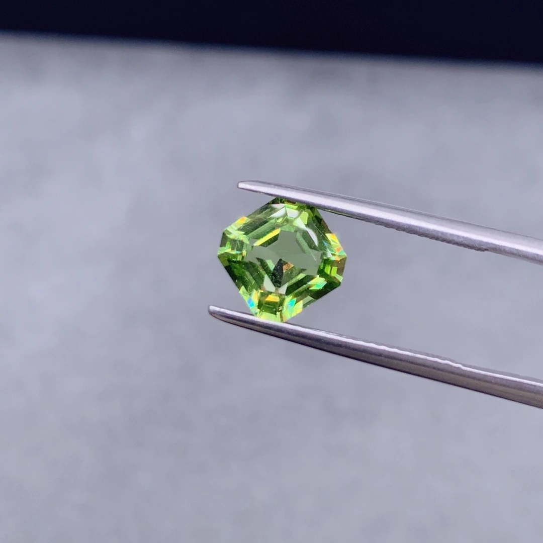 裸石未镶嵌橄榄石2.67克拉方八