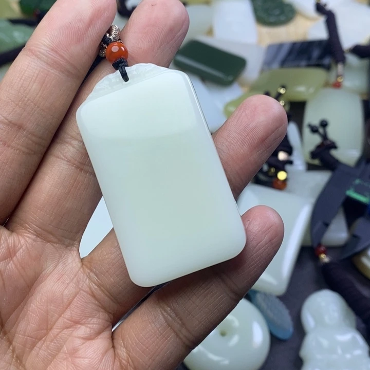 凯***楠和田玉未镶嵌颈饰