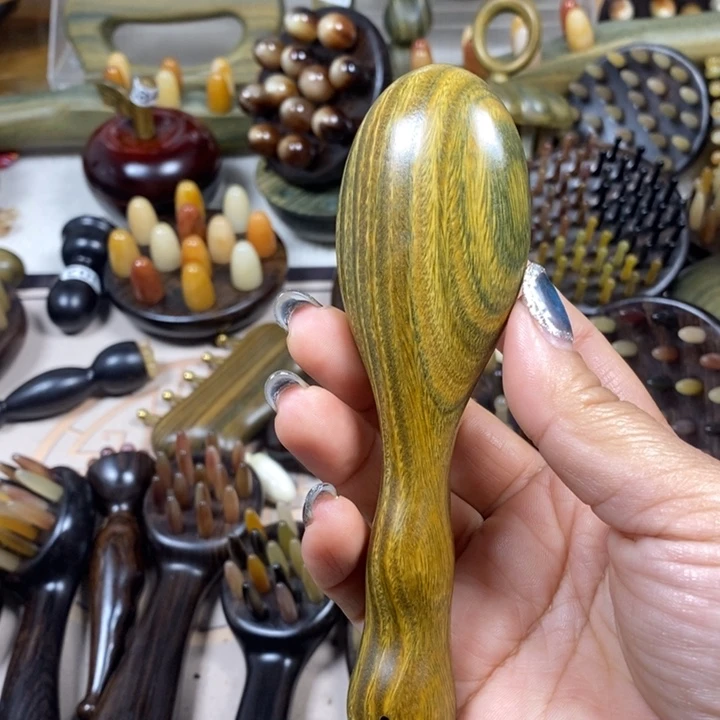 绿檀羊角12齿按摩梳