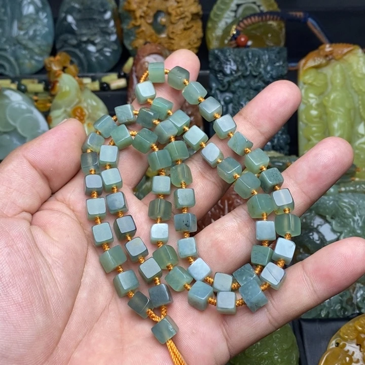 心***佛蛇纹石玉未镶嵌颈饰