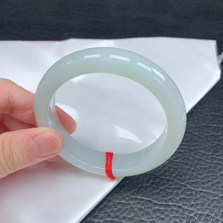 翡翠手镯未镶嵌。