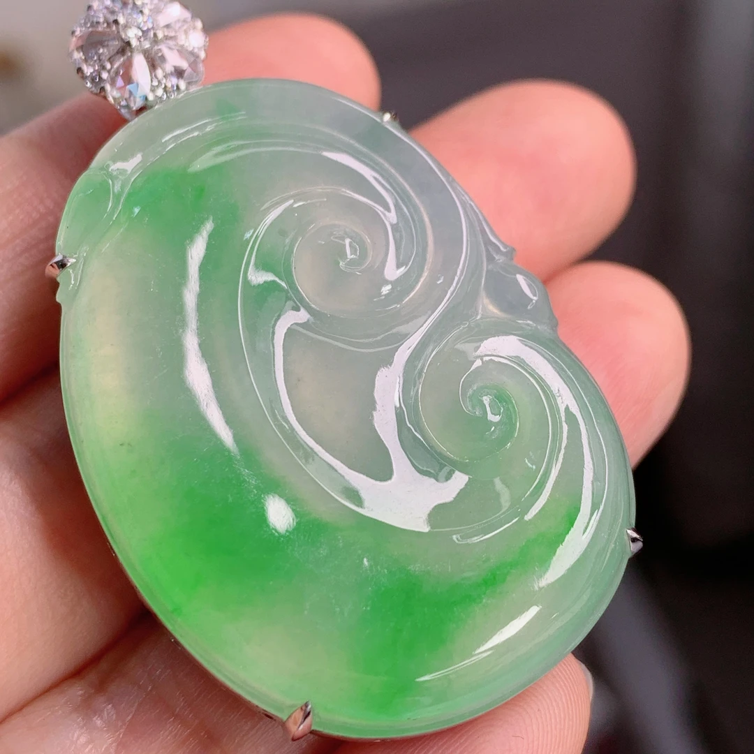 天然缅甸A货翡翠大气冰种飘阳绿如意镶嵌18k金吊坠精美通透玉如意