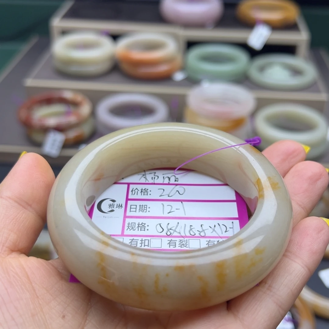 杨****石英岩玉未镶嵌手镯