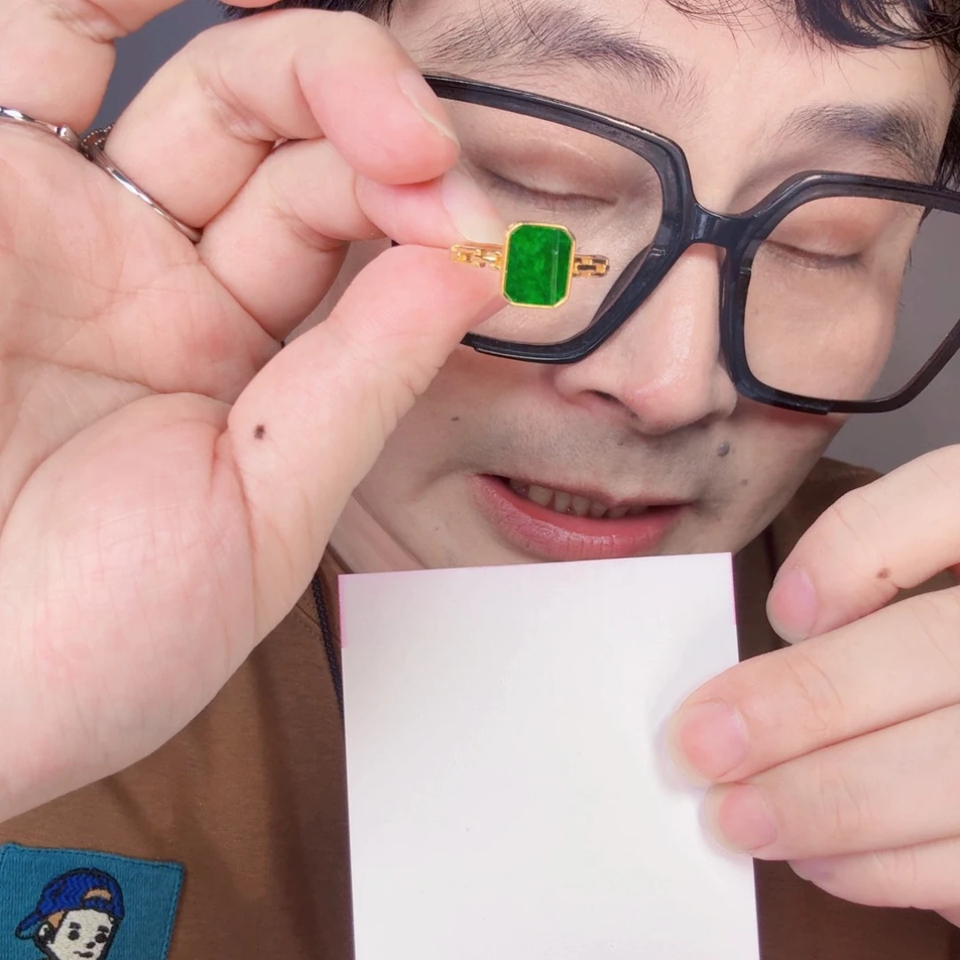 翡翠未镶嵌颈饰一件