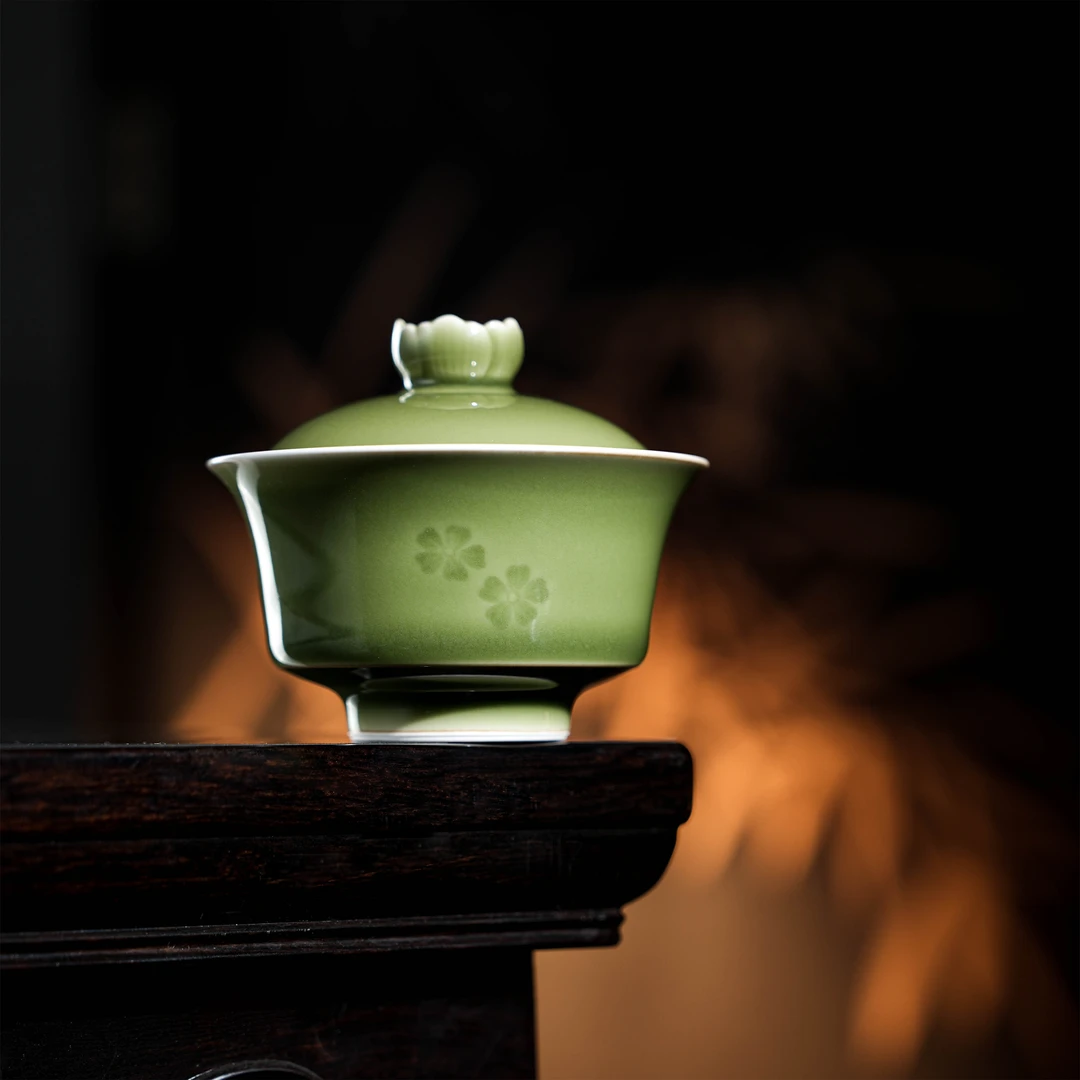 景德镇手工手绘素和烟绿弄梅马蹄盖碗陶瓷茶具口径8.2高7容量100