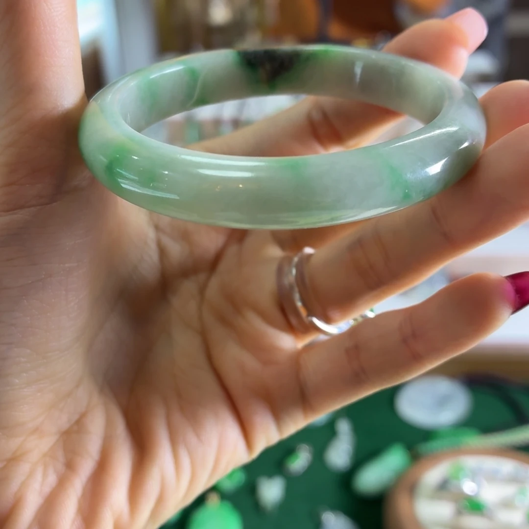 翡翠未镶嵌颈饰手镯