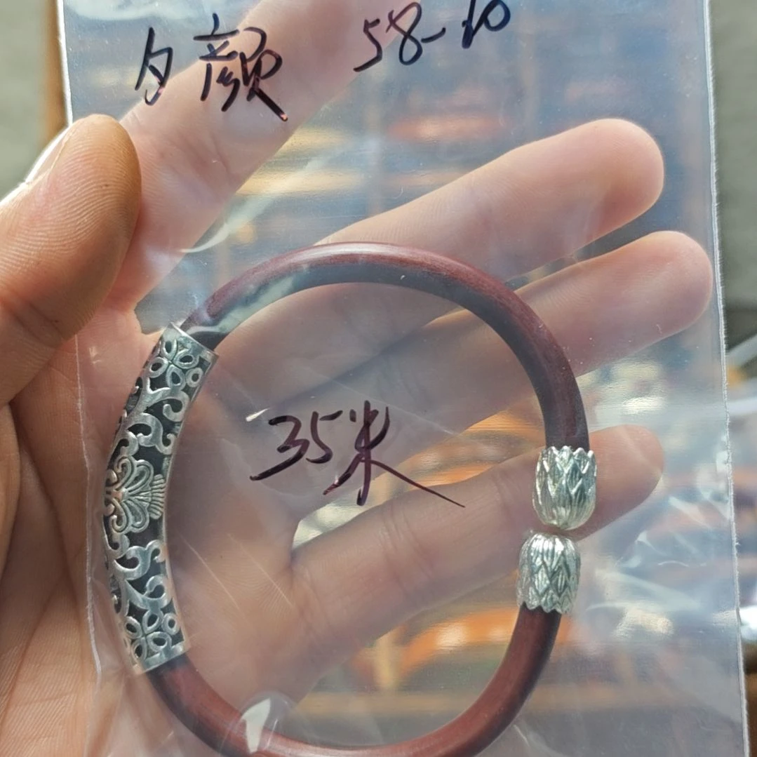 夕***颜木质非金属正宗西藏鸡血藤手镯。