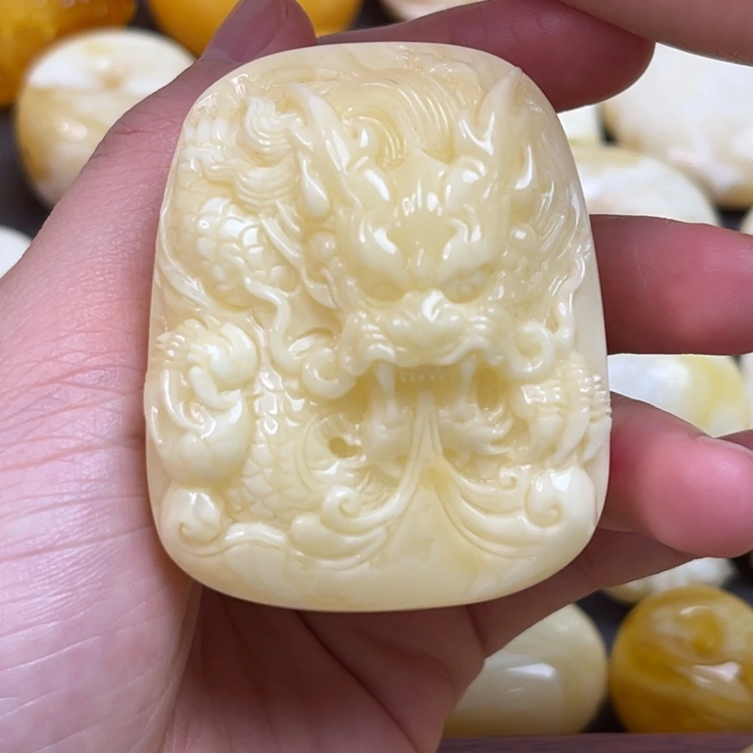 琥珀裸石未镶嵌龙牌