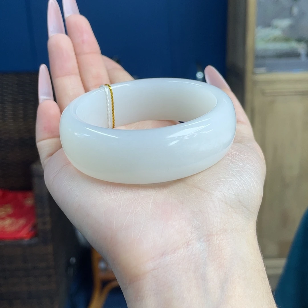 N***X和田玉未镶嵌手镯