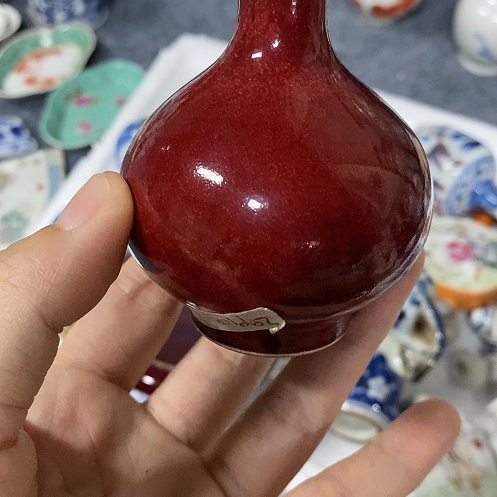 北***士红色瓶子一个，瓶子