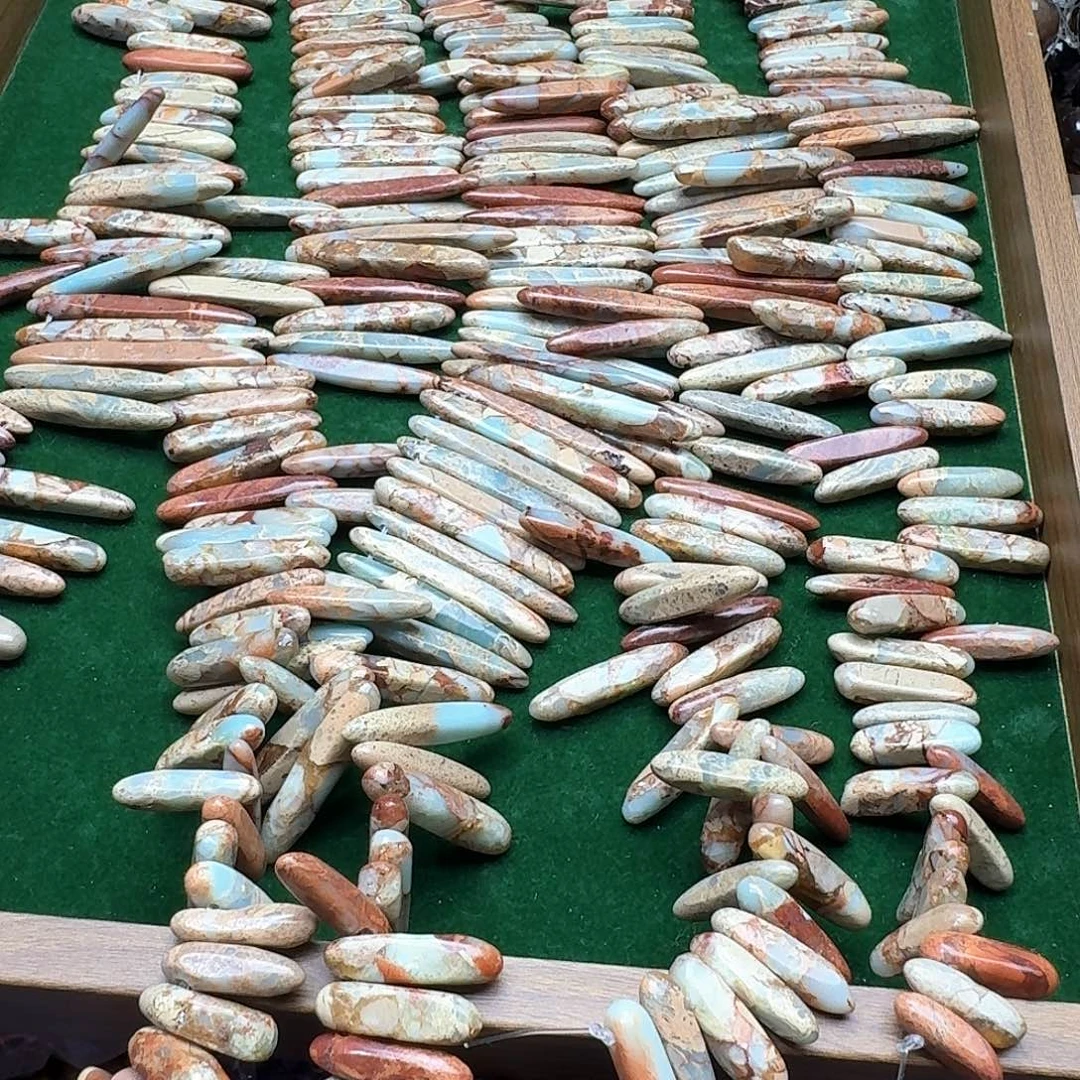 葡萄石未镶嵌珠宝半成品一条寿山 石卡子