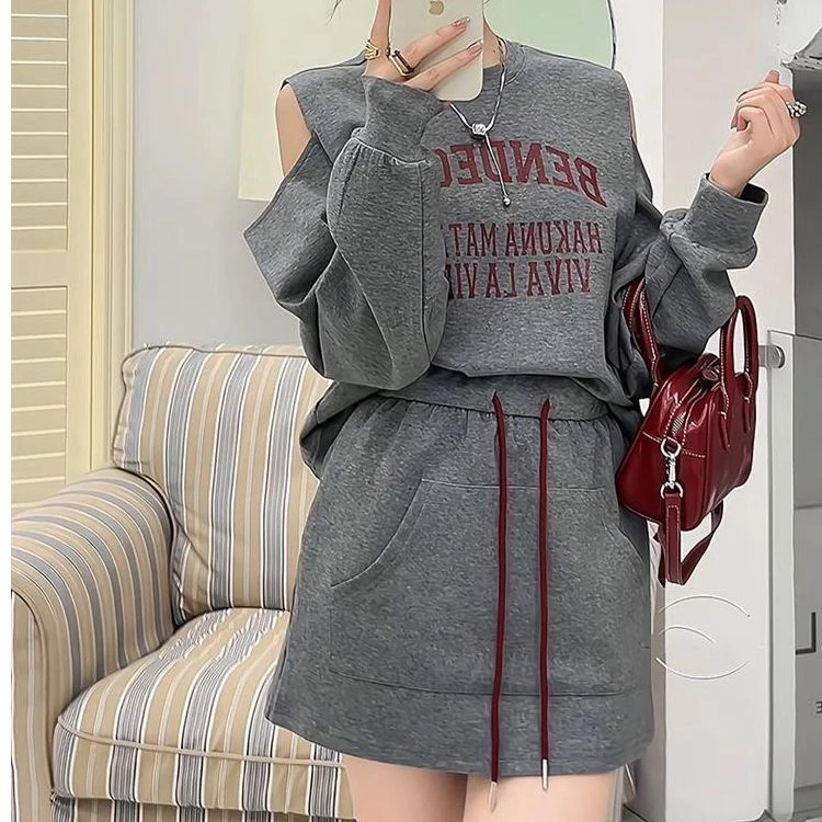 2025秋季盐系轻熟炸街减龄套装女字母印花露肩卫衣高腰短裙两件套