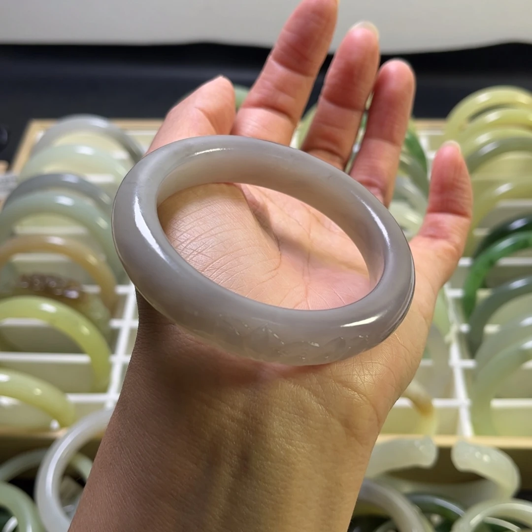 七***月和田玉未镶嵌手镯55圈