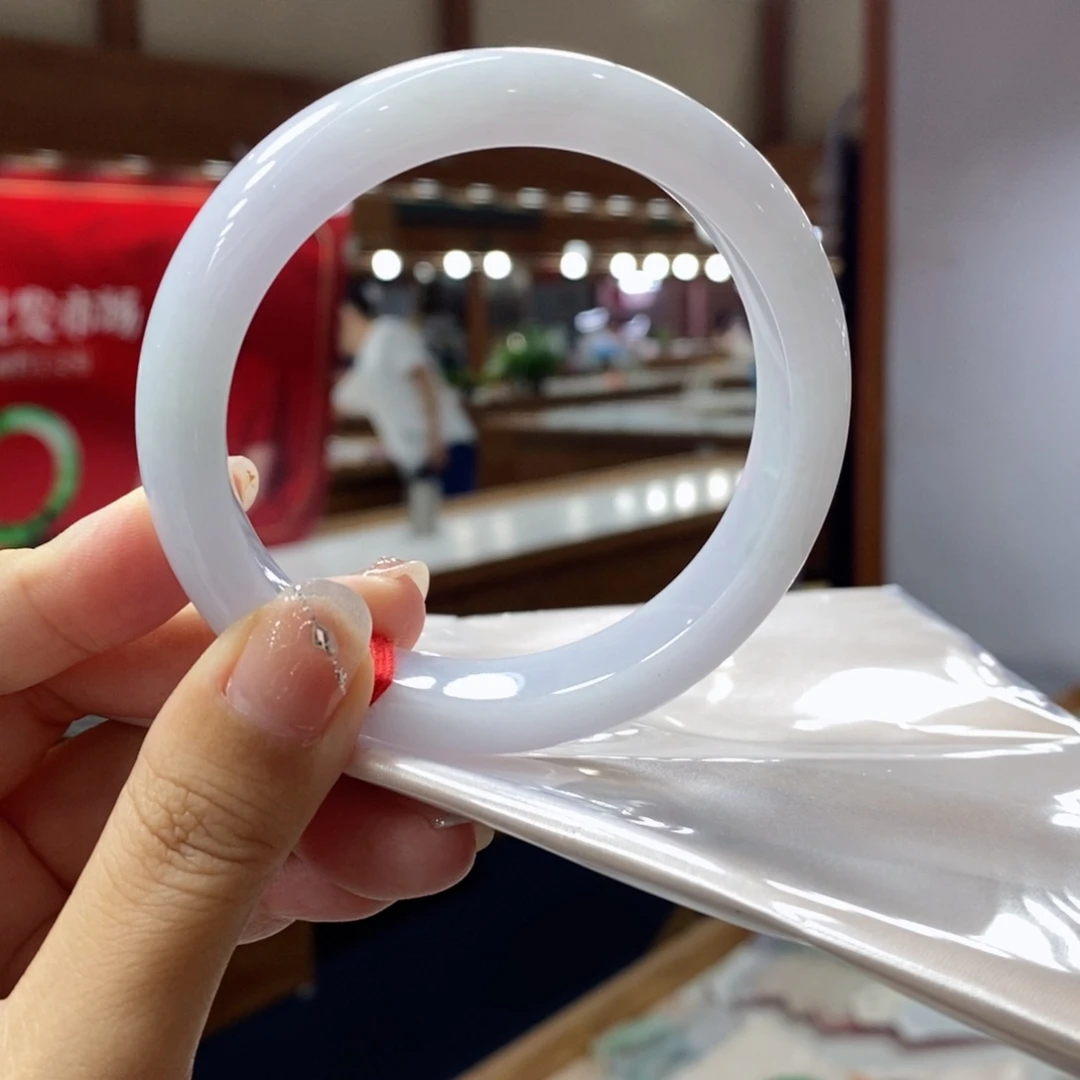 翡翠手镯未镶嵌翡翠