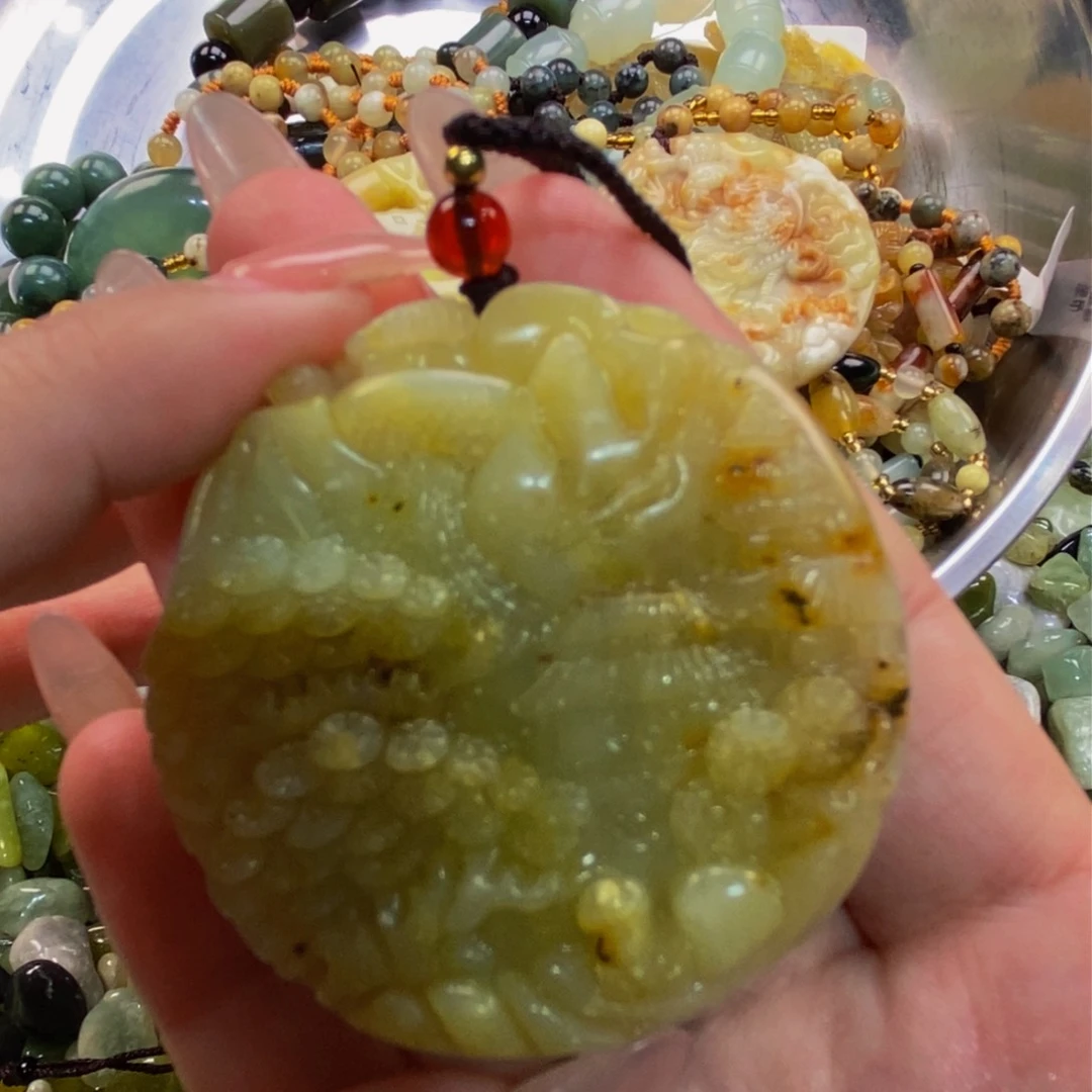 蛇纹石玉颈饰未镶嵌